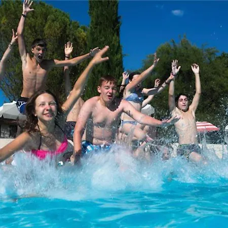 Perfection Chateau Laval - Comfort Mobile - 3 Sleeps 5 Persons